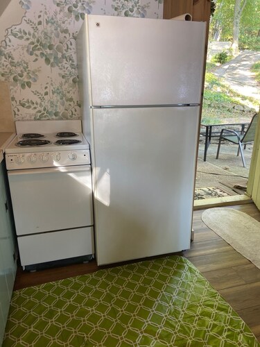 Cozy 2-bedroom cottage in charming Pierson, Michigan!