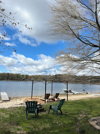 Cozy 2-bedroom cottage in charming Pierson, Michigan!