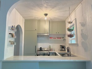 Fridge, microwave, oven, stovetop - Walkable L5P Landing - Hot Tub Retreat (Atlanta)