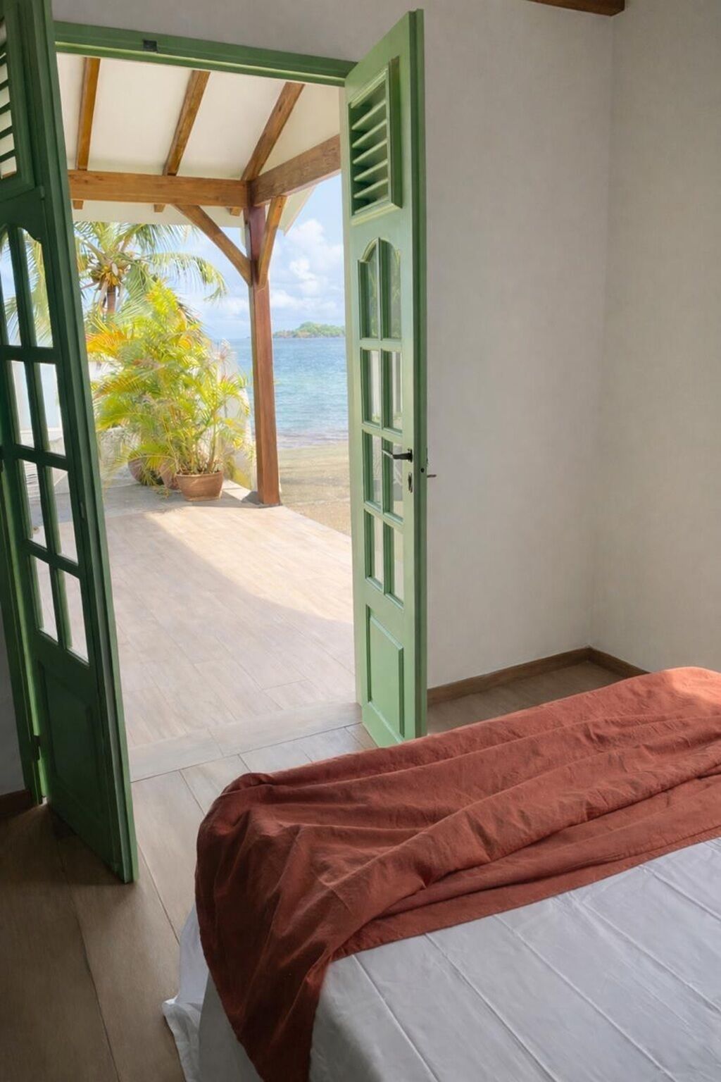 4 bedrooms, iron/ironing board, internet, bed sheets