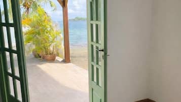 4 bedrooms, iron/ironing board, internet, bed sheets