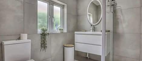 Douche, séchoir à cheveux, serviettes fournies, savon