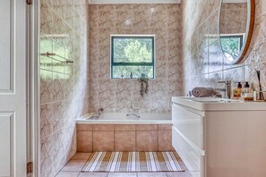 Bathroom - Stylish, Secure, Fast Wi-FI Home Near Sandton With Private Entrance & Garden (Sandton)