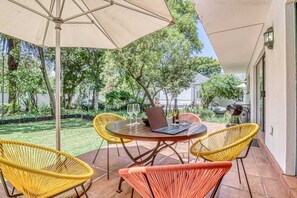 Outdoor dining - Stylish, Secure, Fast Wi-FI Home Near Sandton With Private Entrance & Garden (Sandton)