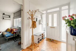 Living area - Serene garden 2-bed home with parking (London)