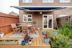 Outdoor dining - Serene garden 2-bed home with parking (London)