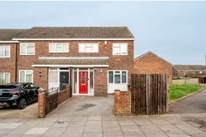 Exterior - Serene garden 2-bed home with parking (London)
