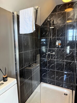 Dusche, Haartrockner, Handtücher