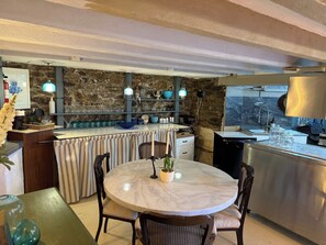 Private kitchen - Luxury Town House - Newquay 5 Mins to Beach (Newquay)