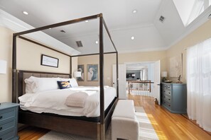 5 Schlafzimmer, Schreibtisch, Bügeleisen/Bügelbrett, Reisekinderbett