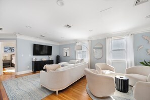 Room - The Cove House: Upscale Coastal Living - Your Perfect Summer Escape! (Wareham)