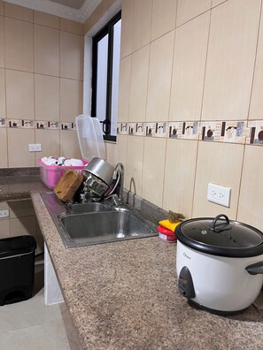 Lavavajillas, utensilios de cocina y olla para cocinar langostas