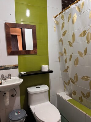 Toallas, jabón y papel higiénico