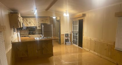 Cozy Beautiful Lake
Hartwell property lakefront cabin/home