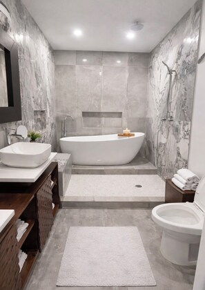 Secadora de cabello, bidet, toallas, jabón