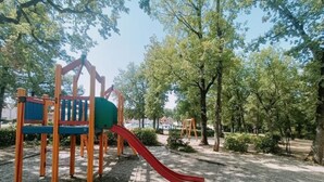 A playground with a slide and climbing structures. - Appartement du Lac (Monflanquin)