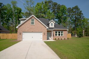 Exterior - Pooler Parkway Retreat - 5BR/4BA Modern Home Near Savannah (Pooler)