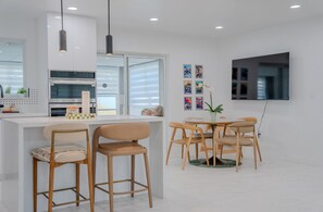 Dining - The Green House - Fully Renovated 3Bed 2Bath Home with spacious backyard (Pembroke Pines)
