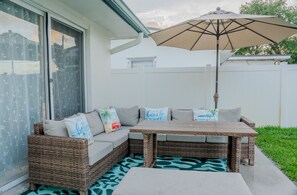 Outdoor dining - The Green House - Fully Renovated 3Bed 2Bath Home with spacious backyard (Pembroke Pines)