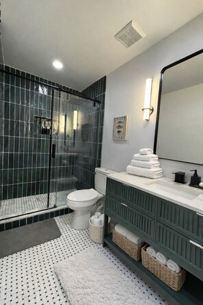 Shower, hair dryer, towels, soap - The Green House - Fully Renovated 3Bed 2Bath Home with spacious backyard (Pembroke Pines)