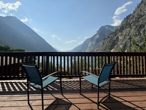 Terrace/patio - Cozy cabin resort at scenic Seton Lake in Lillooet, BC (Lillooet)
