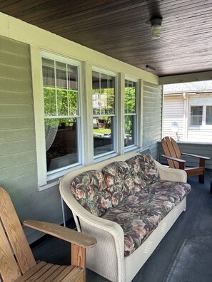 Terrace/patio - Cleveland Clinic, 7 minutes from: Rex2 (Cleveland Heights)