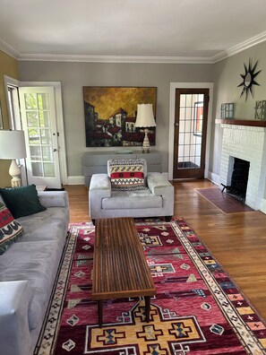 Living area - Cleveland Clinic, 7 minutes from: Rex2 (Cleveland Heights)