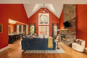 TV, fireplace - Pickleball/Golf Simulator/Hot+coldtub/Sauna/Arcade/Outdoor Playset/Gaming system (Fayetteville)