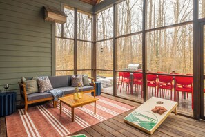 Outdoor dining - Pickleball/Golf Simulator/Hot+coldtub/Sauna/Arcade/Outdoor Playset/Gaming system (Fayetteville)