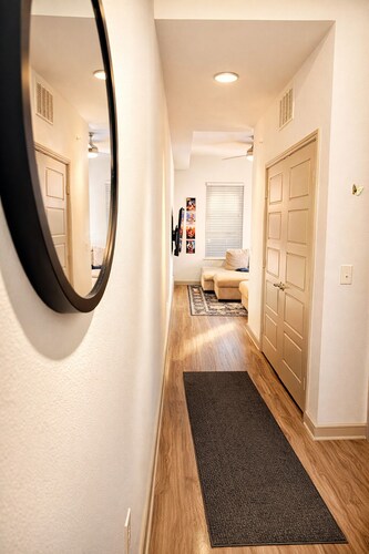 Cozy Designer Suite | Gym & Pool | DART Access