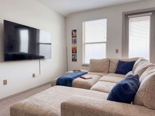 Cozy Designer Suite | Gym & Pool | DART Access