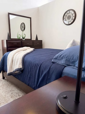 1 bedroom, iron/ironing board, WiFi, bed sheets - Cozy Designer Suite | Gym & Pool | DART Access (Irving)