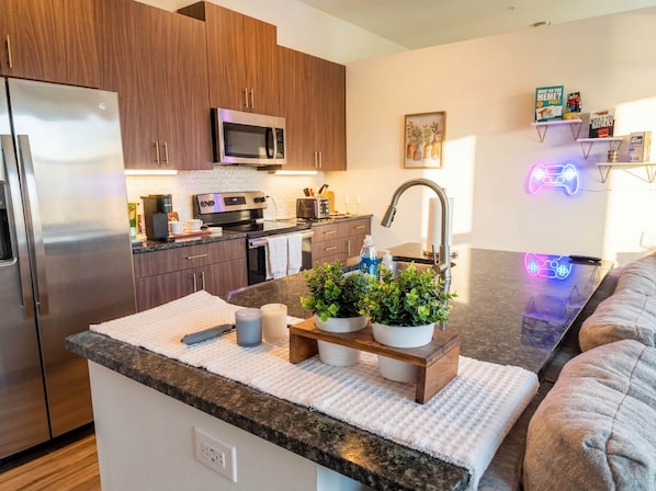 Private kitchen - Cozy Designer Suite | Gym & Pool | DART Access (Irving)