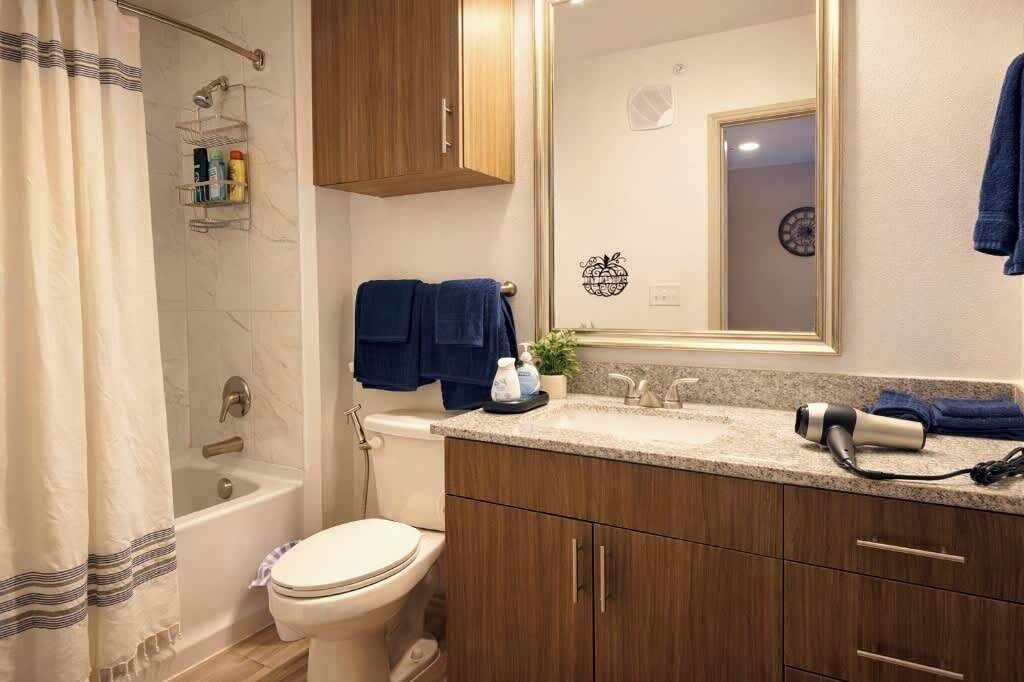 Douche, sèche-cheveux, serviettes fournies, shampoing