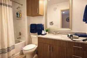 Shower, hair dryer, towels, shampoo - Cozy Designer Suite | Gym & Pool | DART Access (Irving)