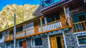 Ein Steinhaus mit hölzernen Balkonen und Türen.