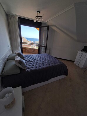 Iron/ironing board, WiFi - 3-bedroom apartment with fantastics sea view, Noja, Spain in front of the beach (noja)