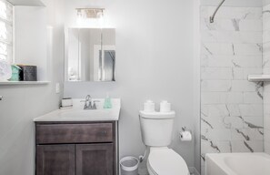 Haartrockner, Handtücher, Seife, Toilettenpapier