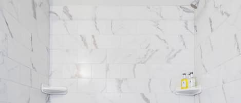 Sèche-cheveux, serviettes fournies, savon, papier toilette