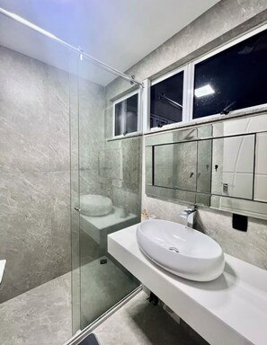 Douche, serviettes fournies, savon, papier de toilette