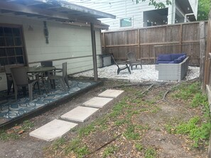 Outdoor dining - Houston Heights Love Park Cottages - 2BR/1BA (Houston)