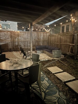 Outdoor dining - Houston Heights Love Park Cottages - 2BR/1BA (Houston)