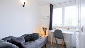 A modern bedroom with a bed, a desk, and a chair. - Le Shannon - Porte de Bordeaux (Pessac)