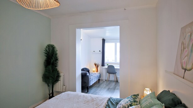 A bedroom with a bed, a desk, and a chair. - Le Shannon - Porte de Bordeaux (Pessac)