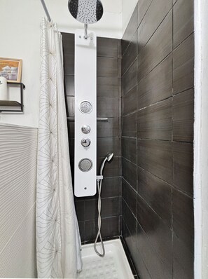 Shower, hair dryer, towels, soap - Le Shannon - Porte de Bordeaux (Pessac)