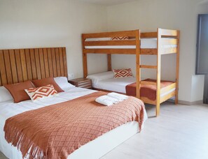 3 slaapkamers, een strijkplank/strijkijzer, wifi, beddengoed