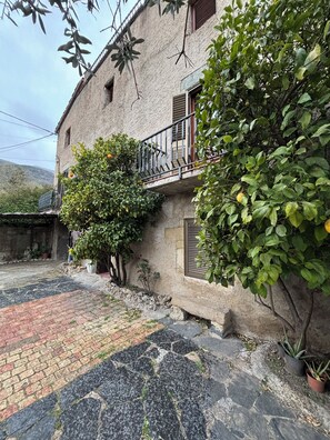 Exterior - Farmhouse with swimming pool in the landscape of the Volcanic Zone of the Garrotxa. (Les Planes d'Hostoles)