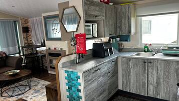 Mobile Home, 3 Bedrooms, Balcony | Interior