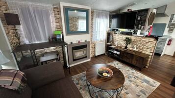 Mobile Home, 3 Bedrooms, Balcony | Living room | Books