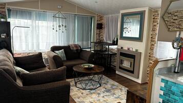 Mobile Home, 3 Bedrooms, Balcony | Living room | Books